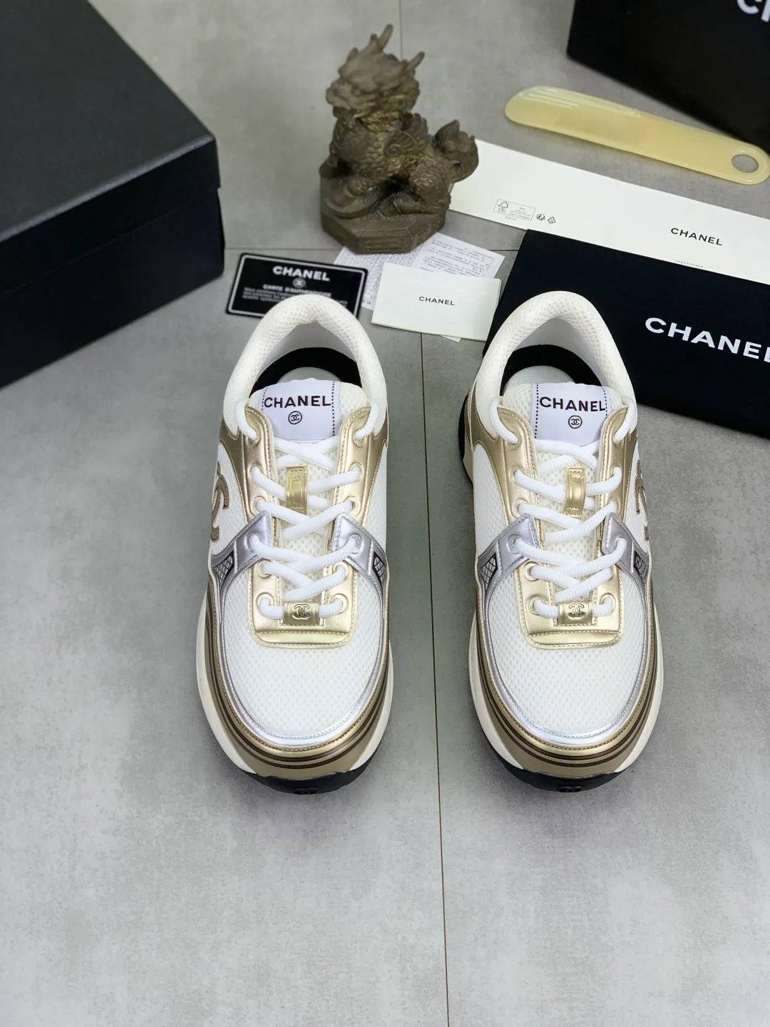 Men's Men's Shoes P620 New Chanel Chanel 25K Silver Horn Golden Horn King Casual Sports Shoes Original purchase and development Made by Xiaoxiang C Home Another super popular item in the counter, loved by Internet celebrity bloggers and ladies, various praises on social platforms, super popular, textured, breathable and super spring and summer. Seeing this issue always arouses the inner desire of fashion among girls. The latest suede material, classic black and white color, full of fashionable feeling on the feet. Easy to take care of, exquisite packaging at the delivery counter🛍📦 ▪️Fabrics: Original customized imported cowhide + mesh ▪️Inner lining: Customized imported breathable mesh ▪️Sole: Original molded rubber foam material ▪️Sole thickness: 4.5CM ▪️Size: 38-44